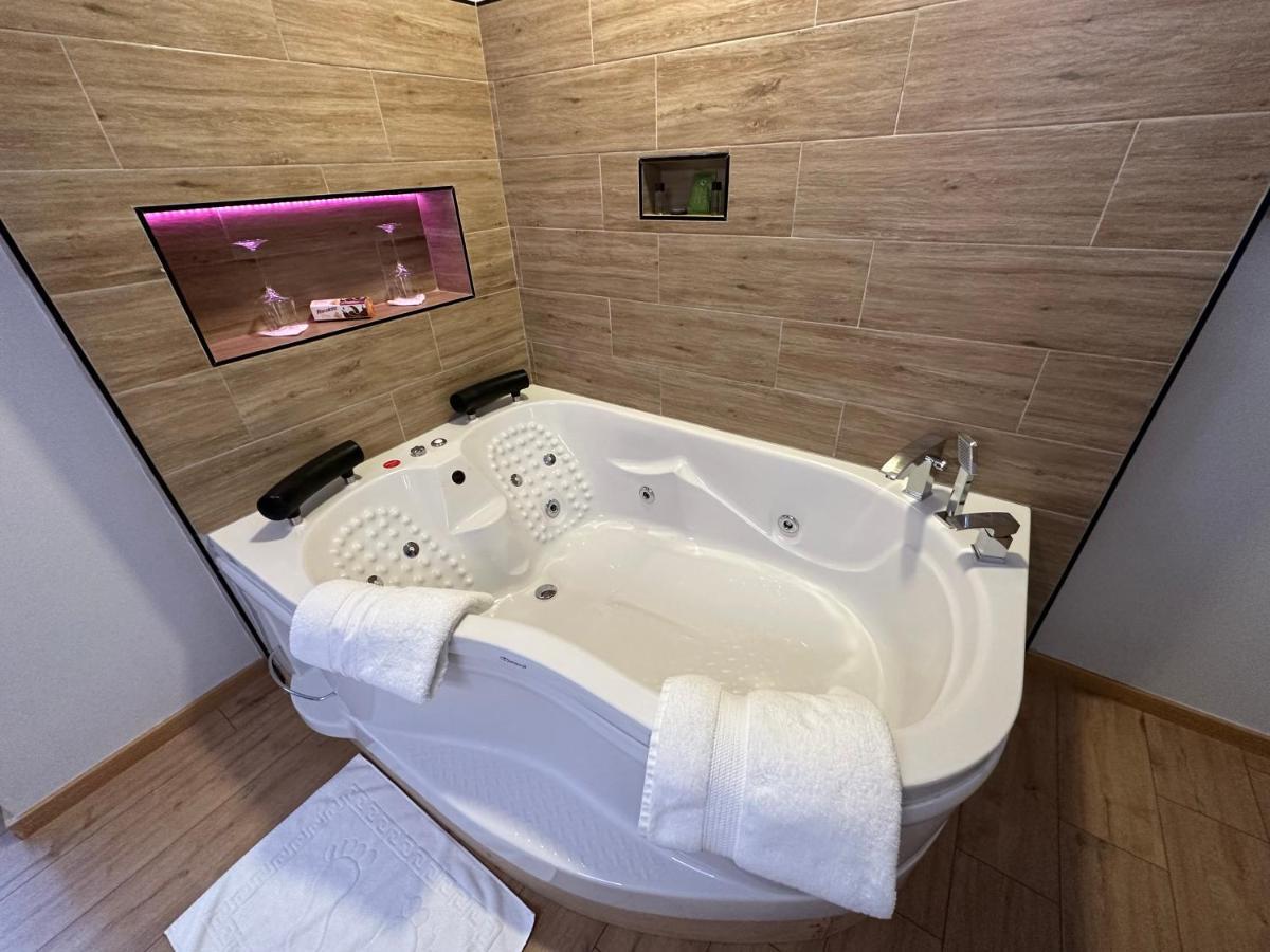 Deluxe In Center Apartment