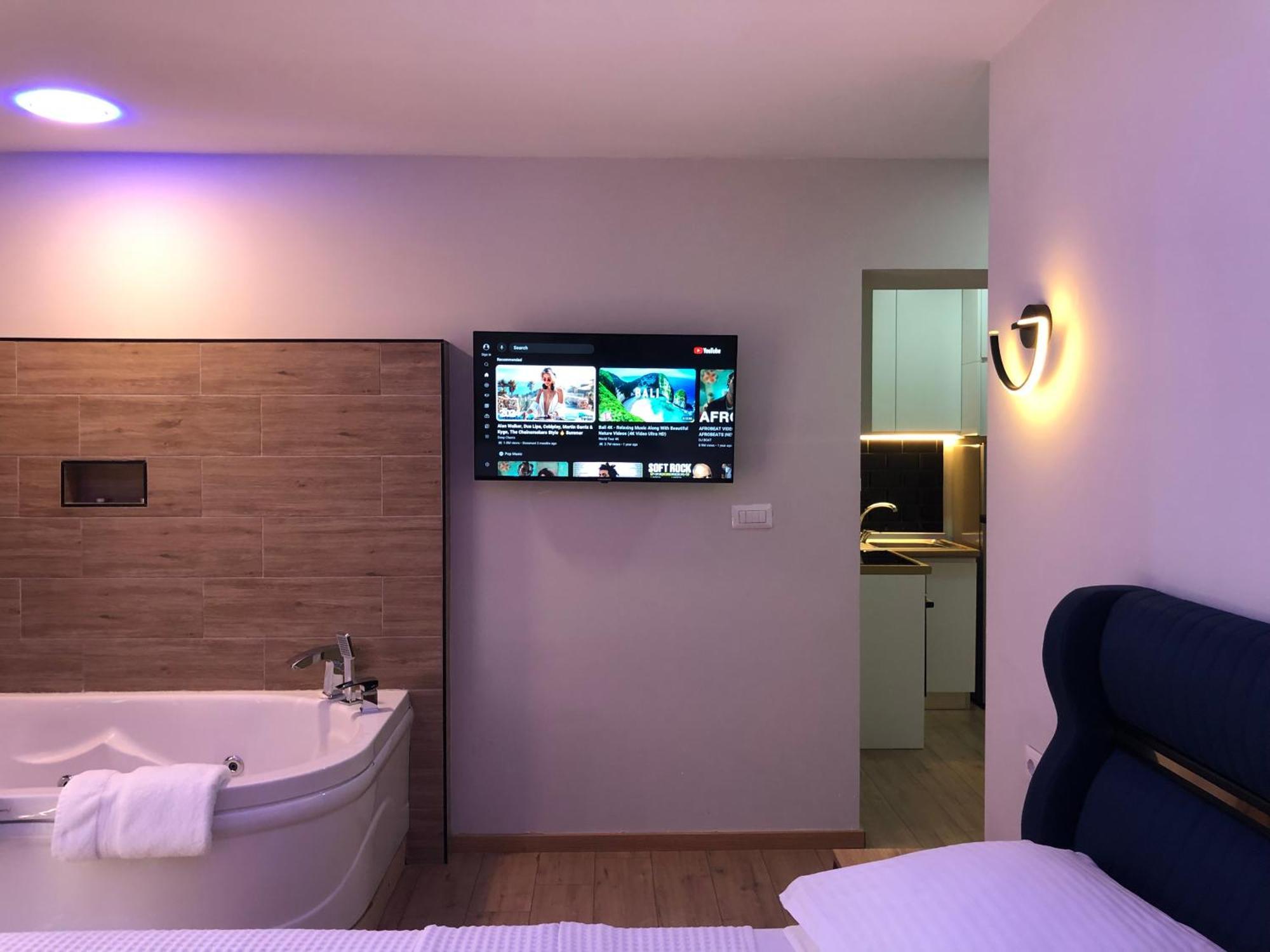 Deluxe In Center Apartment